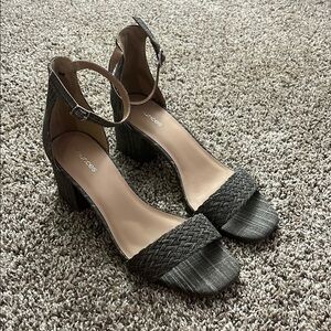 Maurice’s chunky gray heel size 9